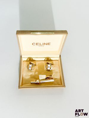 un coffret en or contenant une paire de montres-bracelets