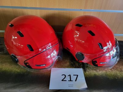 deux casques posés l'un à côté de l'autre sur une table