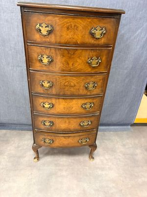une commode ancienne en bois avec des poignées en laiton