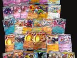 plusieurs types de cartes pokemon sur la table