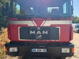 un camion rouge garé sur le bord de la route