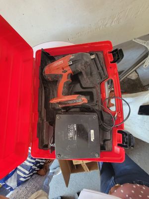une boîte rouge contenant des outils, posée sur une table