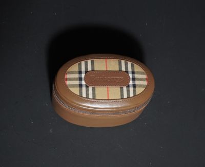 une petite boîte marron ornée d'un motif à carreaux