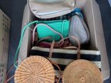 Plusieurs sacs en osier sont empilés les uns sur les autres sur une table