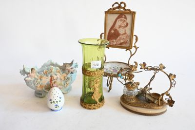 la photo d'une photo représentant une femme, posée sur une étagère à côté d'un vase et d'autres objets