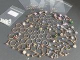 beaucoup de bagues et d'autres bijoux sur la table