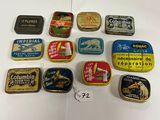 de nombreuses boîtes de conserve contenant différents types d'aliments posées sur une table
