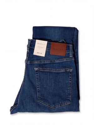 la poche arrière d'un jean sur fond blanc
