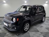 La jeep noire est garée sur le sol en damier du garage.