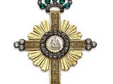 un gros plan d'une croix surmontée d'une couronne