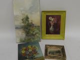 trois tableaux encadrés représentant des fleurs et un vase posé sur une table