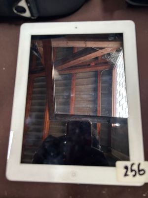 une photo du reflet d'une personne dans un miroir