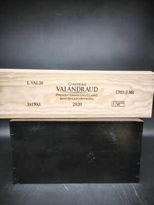 La boîte en bois contient une bouteille de Valandraud.