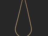 un collier à maillons dorés sur fond noir