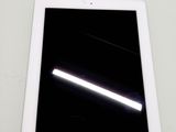 une image représentant une tablette blanche posée sur une table