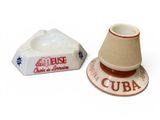 une tasse et une soucoupe posées à côté d'un paquet de cigarettes