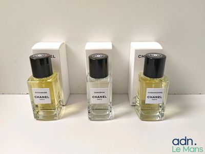 trois flacons de parfum Chanel posés sur une table