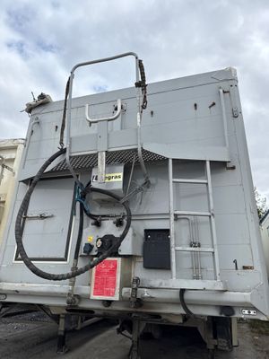 un camion blanc équipé d'un tuyau à l'arrière
