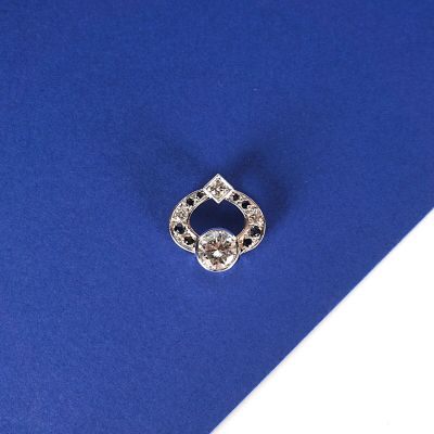 un gros plan d'une bague en diamant sur fond bleu