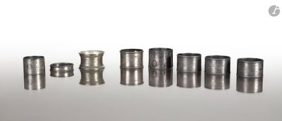 un ensemble de différents types de tuyaux et de raccords métalliques