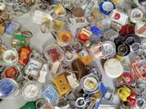 many different key chains that are on a table