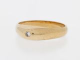 l'image d'une bague en or ornée d'un diamant