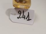 Gros plan sur une bague en or ornée de diamants