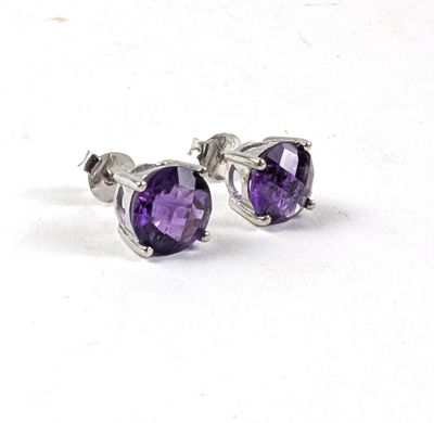une paire de boucles d'oreilles en amethorate sur fond blanc