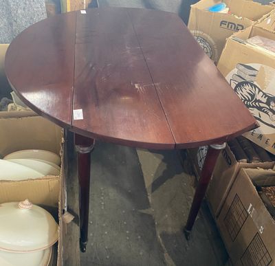 une table posée au milieu d'une pile de cartons