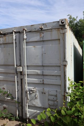 Container blanc. L 12m H 2.40m H 2.90m environ. Visite le mercred...