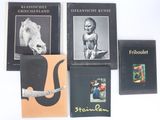 plusieurs livres posés sur une surface blanche, avec l'image d'un éléphant sur la couverture