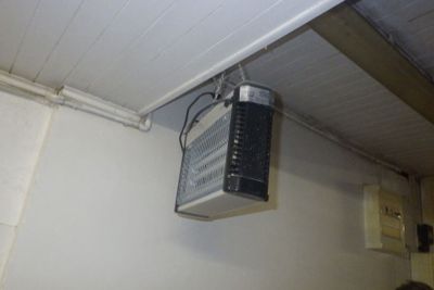 climatiseur fixé au plafond, sur le mur, dans une petite pièce