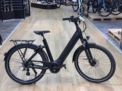 un vélo noir exposé dans un magasin