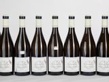 six bouteilles de vin alignées sur une table