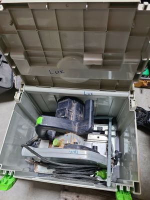 une boîte à outils avec des outils à l'intérieur sur le sol