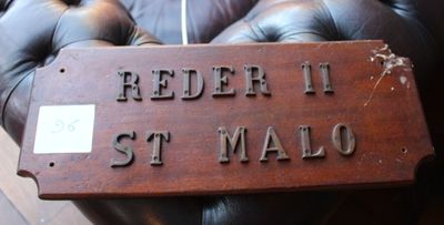 un panneau en bois sur lequel est inscrit « Reder II Saint-Malo »