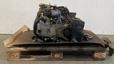 un moteur est posé sur une palette dans un entrepôt