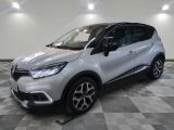 une voiture argentée est garée sur le sol à carreaux d'un garage