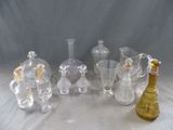 de nombreux vases en verre posés sur une table