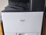 une imprimante posée sur un bureau