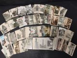 beaucoup de vieilles cartes postales posées sur une table noire