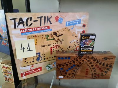 une boîte sur laquelle figure un jeu et une boîte sur laquelle figure un jeu