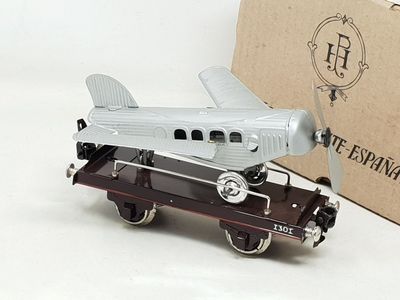 PAYA "O" (années 80) petit wagon portant un avion en tôle à …