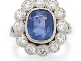 une bague ovale sertie de saphirs et de diamants