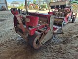 un tracteur qui est à l'arrêt dans la terre