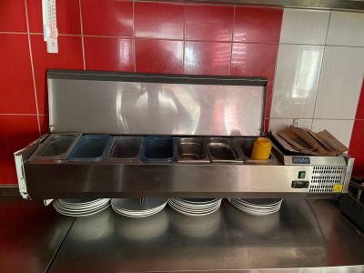 une photo d'une cuisine professionnelle avec de la vaisselle sur le plan de travail