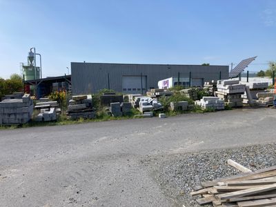 beaucoup de déchets sur le bord de la route