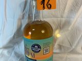 une bouteille d'alcool posée sur une table