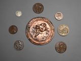 un lot de pièces de monnaie sur une table