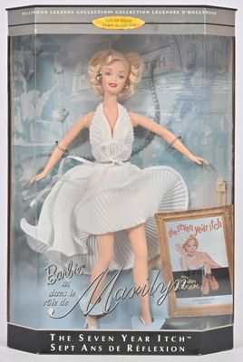 La poupée se trouve dans la boîte sur laquelle figure une photo de Marilyn Monroe.